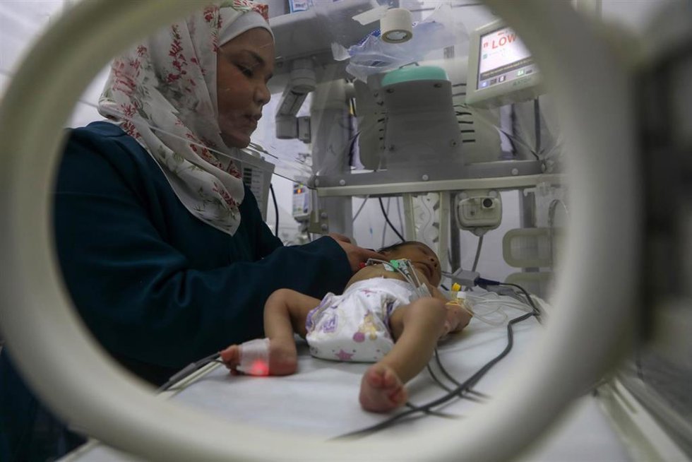 Un bebé palestino recibe tratamiento en un hospital de la Franja de Gaza en medio de la ola de frío en el enclave (archivo)