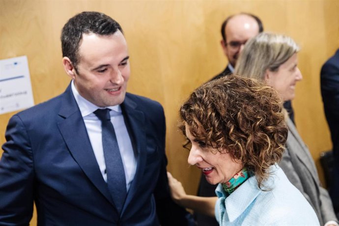 Archivo - El consejero de Hacienda y Fondos Europeos de Asturias, Guillermo Peláez y la vicepresidenta primera  y ministra de Hacienda, María Jesús Montero, en una imagen de archivo.