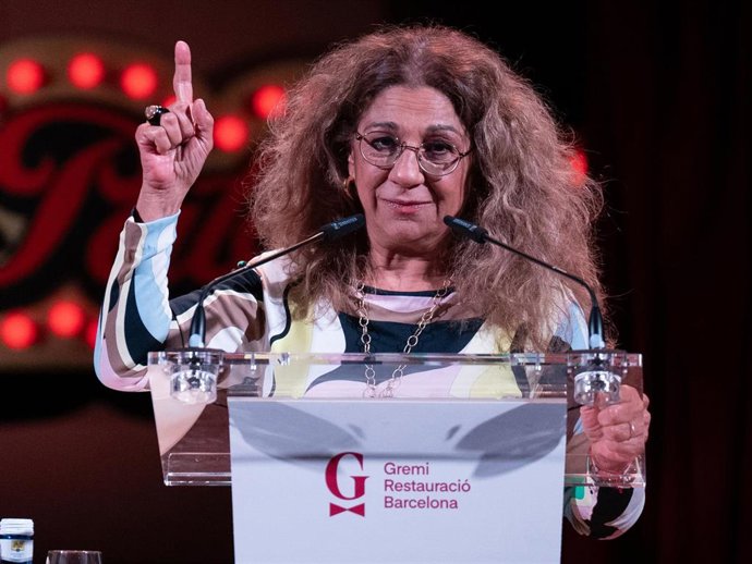 La cantante Lolita Flores interviene durante la fiesta que celebra Gremi de Restauració en honor a Santa Eulàlia