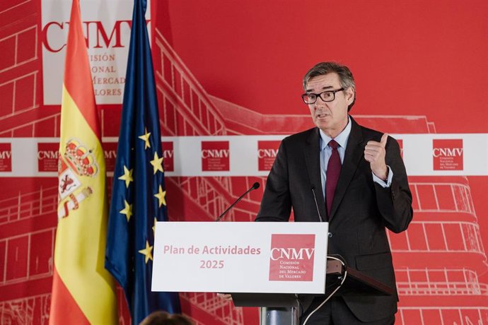 El presidente de la CNMV, Carlos San Basilio, interviene durante la presentación del plan de actividades para 2025, en la sede de la Comisión Nacional del Mercado de Valores (CNMV), a 26 de febrero de 2025, en Madrid (España).