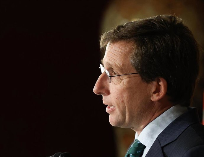 El alcalde de Madrid, José Luis Martínez-Almeida, durante una rueda de prensa posterior al Consejo y la Junta Local de Seguridad de la ciudad, en la Casa de la Villa, a 17 de febrero de 2025, en Madrid (España). 