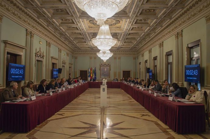 Archivo - Pleno del Ayuntamiento de Huelva.