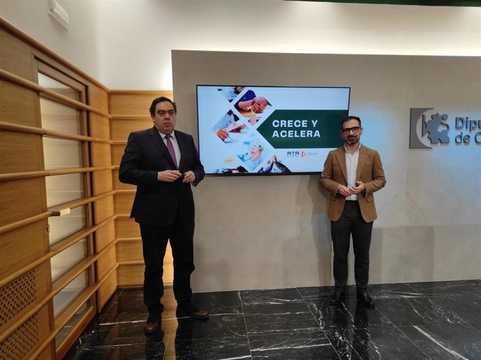 El delegado de Empleo en la Diputación, Félix Romero (izda.), y el presidente de ATA Andalucía, Rafael Amor.