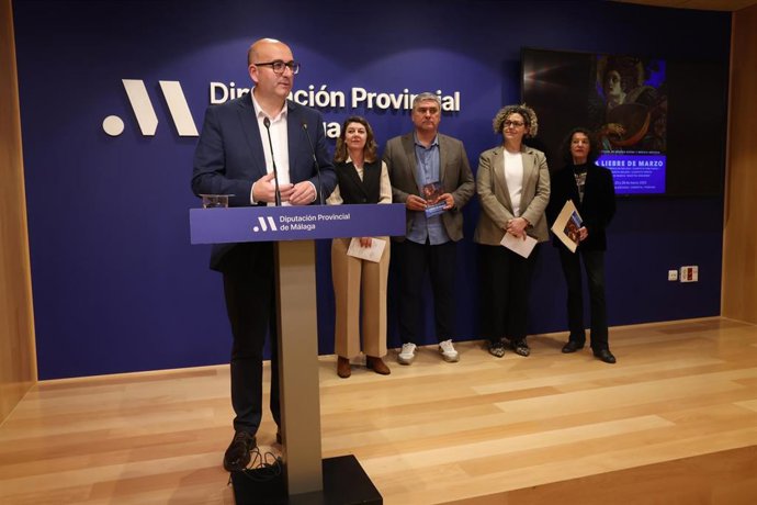 El diputado de Cultura, Manuel López Mestanza, acompañado por el alcalde de Almáchar, Antonio Yuste; la edil de Cultura de Frigiliana, Carmen Cerezo; la edil de Cultura de Cómpeta, Mónica Ruiz; y la edil de Cultura de Periana, Gema Frías.