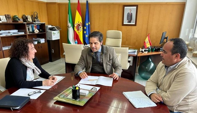 Imagen de la reunión del el delegado de Sostenibilidad y Medioa Ambiente de la Junta en Huelva, Pedro Yórquez, a la alcaldesa de Linares de la Sierra, Eva María Ramos.