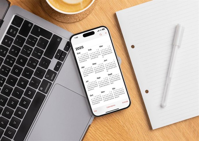 Archivo - Un teléfono móvil muestra un calendario de 2025.