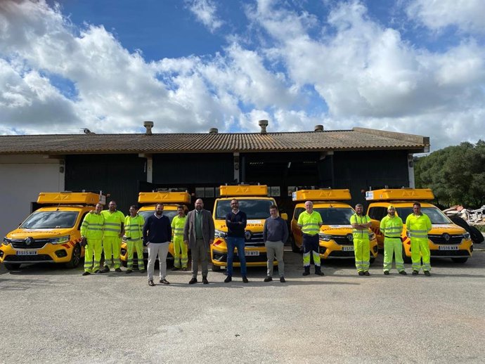 El responsable del Área de Cooperación de la Diputación de Cádiz, Javier Bello, junto a los vehículos adquiridos para el servicio de mantenimiento de carreteras.
