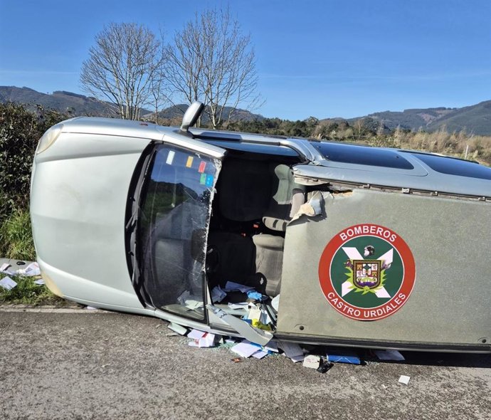Coche volcado.