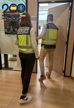 Agentes de la Policía Nacional, de espaldas.