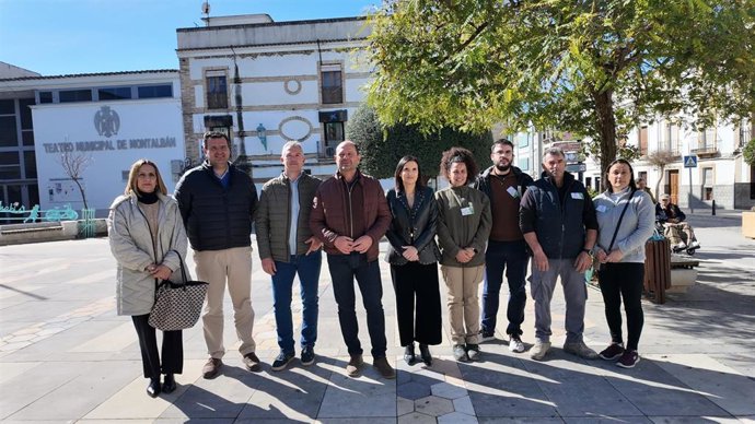 La delegada de Empleo, María Dolores Gálvez (centro), y el alcalde de Montalbán, Miguel Ruz (cuarto por la izda.), con las personas contratadas en el 'Andalucía Activa' y miembros de la Corporación.