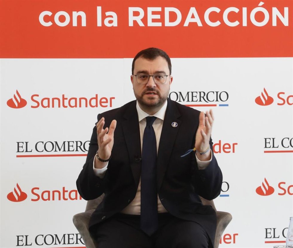 El presidente del Principado de Asturias, Adrián Barbón, en un desayuno informativo organizado por el diario El Comercio.