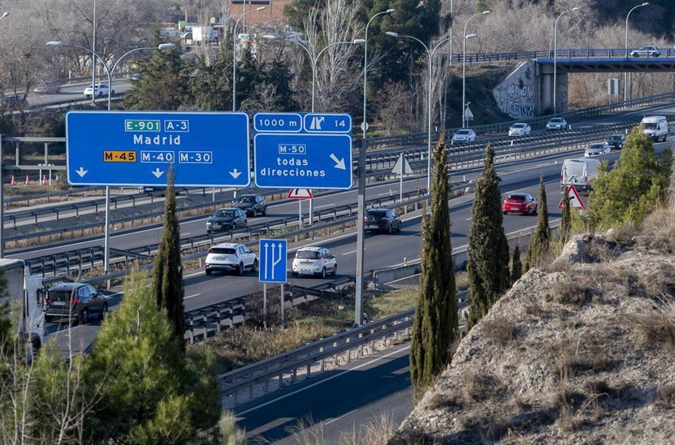 Archivo - Decenas de coches en la A-3, a 27 de diciembre de 2024, en Madrid (España). La segunda fase del dispositivo especial de la DGT con motivo de las fiestas navideñas comienza hoy, 27 de diciembre, y se prolongará hasta la medianoche del miércoles