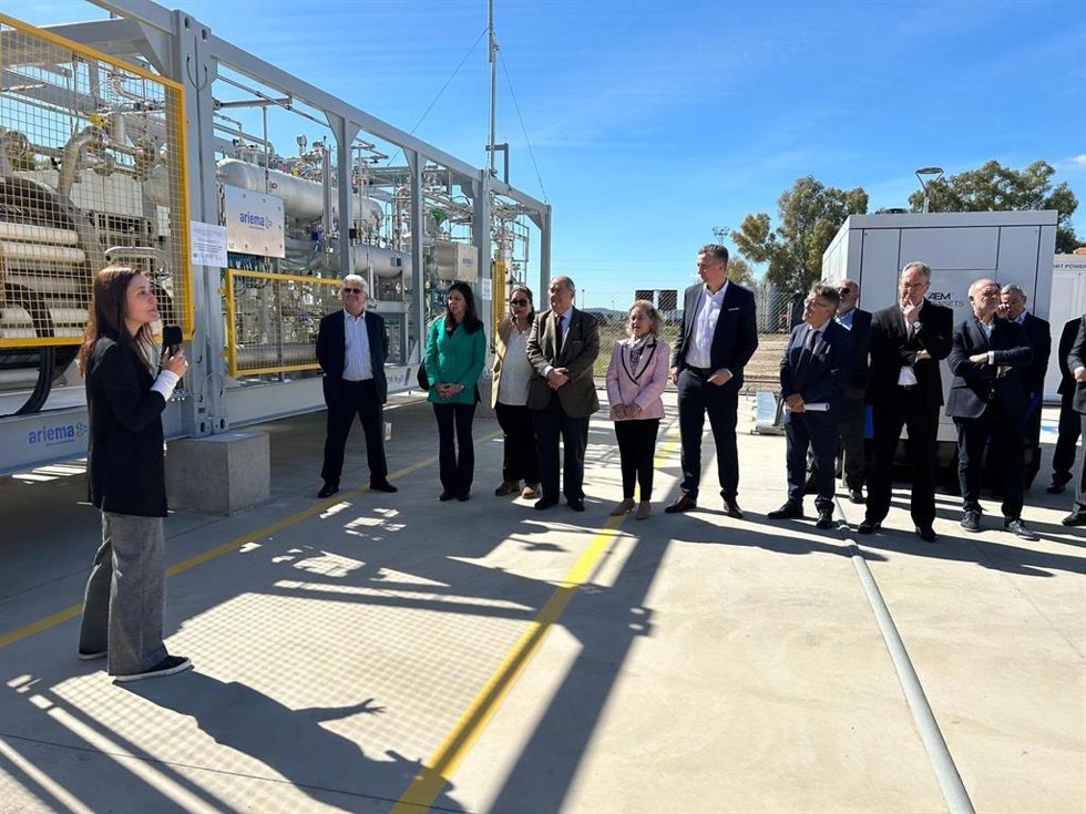 La consejera de Educación, Ciencia y Formación Profesional, María Mercedes Vaquera, en la inauguración de una planta piloto de producción de energía renovable en Deutz Spain en Zafra.