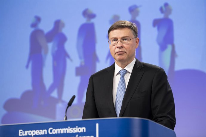 Archivo - FILED - 06 September 2023, Belgium, Brussels: Executive Vice President of the European Commission for An Economy that Works for People Valdis Dombrovskis speaks during a press conference on digitalisation in social security coordination, followi