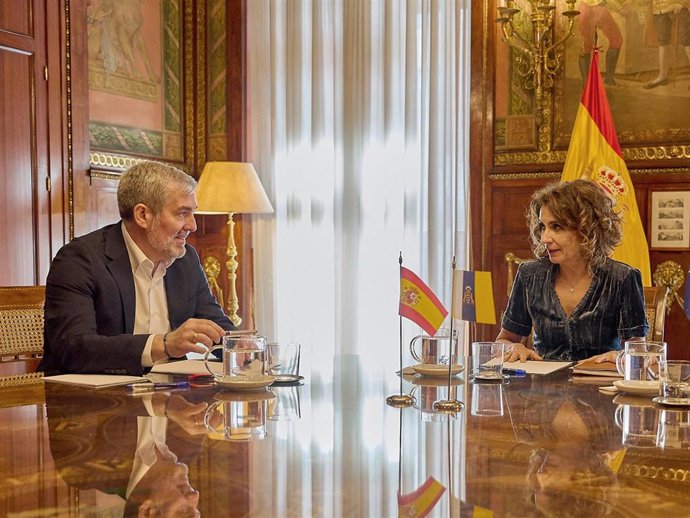 Archivo - El presidente de Canarias, Fernando Clavijo, se ha reunido hoy en Madrid con la vicepresidenta y ministra de Hacienda y Función Pública, María Jesús Montero