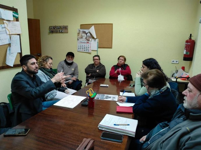 El concejal de Izquierda Unida en el Ayuntamiento de Sevilla, Ismael Sánchez, se reúne con representantes de la Plataforma Nosotros También Somos Sevilla del Polígono Sur.