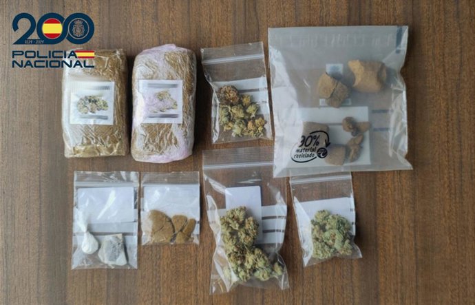 Marihuana y hachís intervenida al detenido.