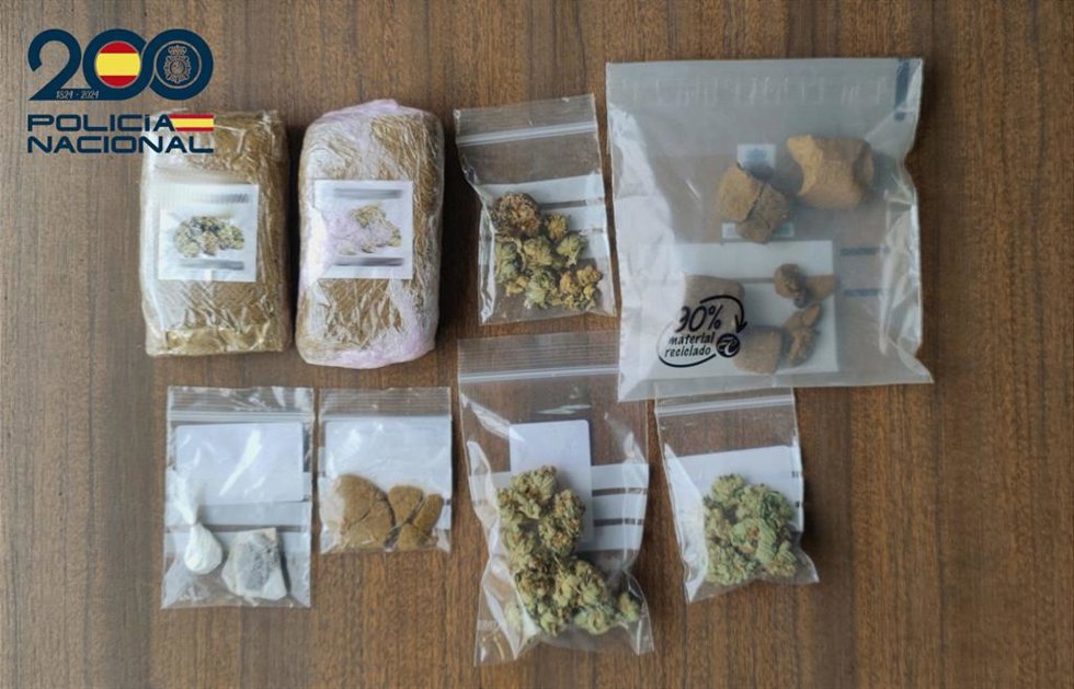 Marihuana y hachís intervenida al detenido.