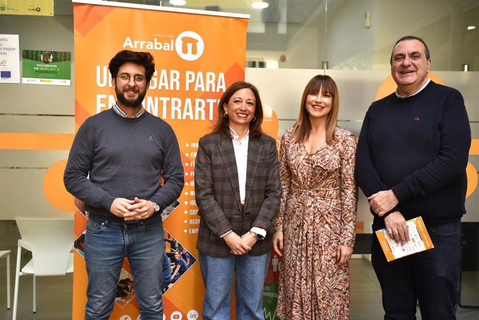 Patricia Navarro ha visitado este miércoles la Asociación Arrabal-AID acompañada por la delegada territorial de Inclusión Social, Juventud, Familias e Igualdad, Ruth Sarabia, y por el director de la entidad, Julio García, y miembros de la junta directiva