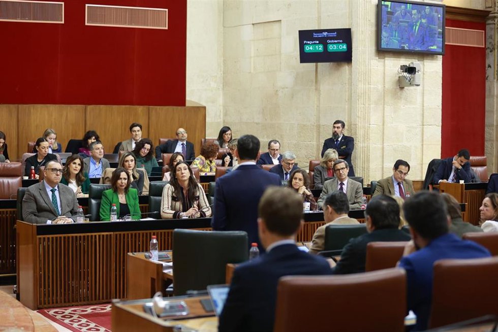 El presidente de la Junta de Andalucía, Juanma Moreno, responde a la portavoz del Grupo Socialista, Ángeles Férriz, en el Pleno del Parlamento andaluz. (Foto de archivo).
