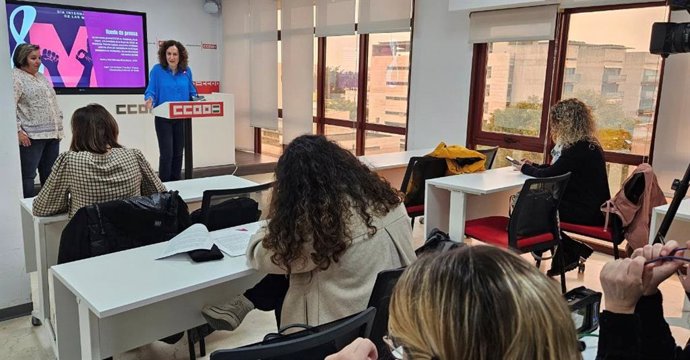 Imagen de la secretaria de la Mujer de CCOO de Andalucía, Patricia Laguna, y la secretaria general de CCOO de Andalucía, Nuria López, en la presentación de su informe anual sobre la situación sociolaboral de la mujer en Andalucía.