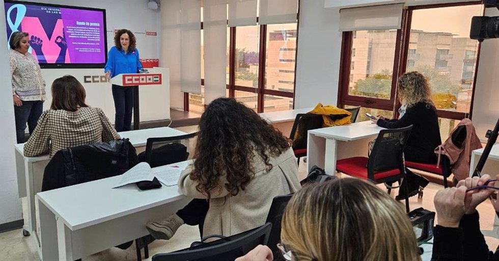 Imagen de la secretaria de la Mujer de CCOO de Andalucía, Patricia Laguna, y la secretaria general de CCOO de Andalucía, Nuria López, en la presentación de su informe anual sobre la situación sociolaboral de la mujer en Andalucía.