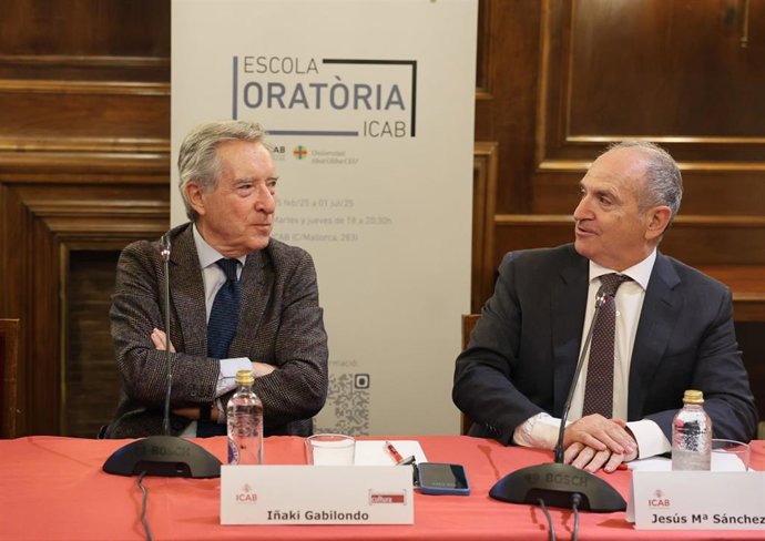 El periodista Iñaki Gabilondo y el decano del ICAB Jesús María Sánchez en la inauguración de la Escuela de Oratoria y Argumentación Jurídica impulsada por el ICAB y la Universidad Abat Oliba-CEU