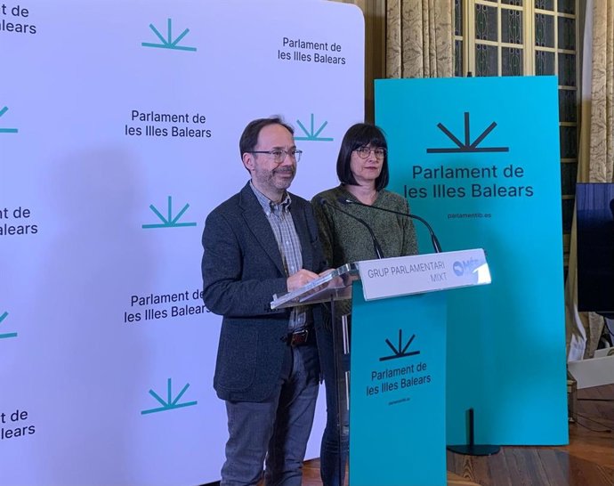 El portavoz de Més per Menorca, Josep Castells, y la diputada de la formación, Joana Gomila, en rueda de prensa.