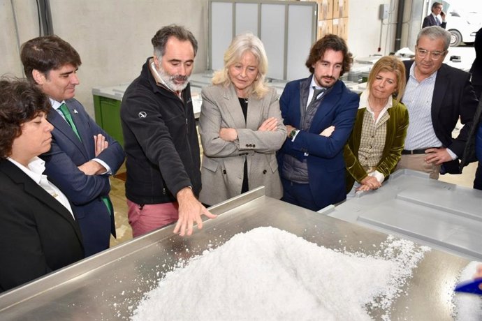 Mercedes Colombo y la alcaldesa de Sanlúcar en el nuevo Centro de Formación de la localidad.