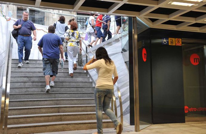 Archivo - Arxiu - Escala d'una estació de Metrovalencia