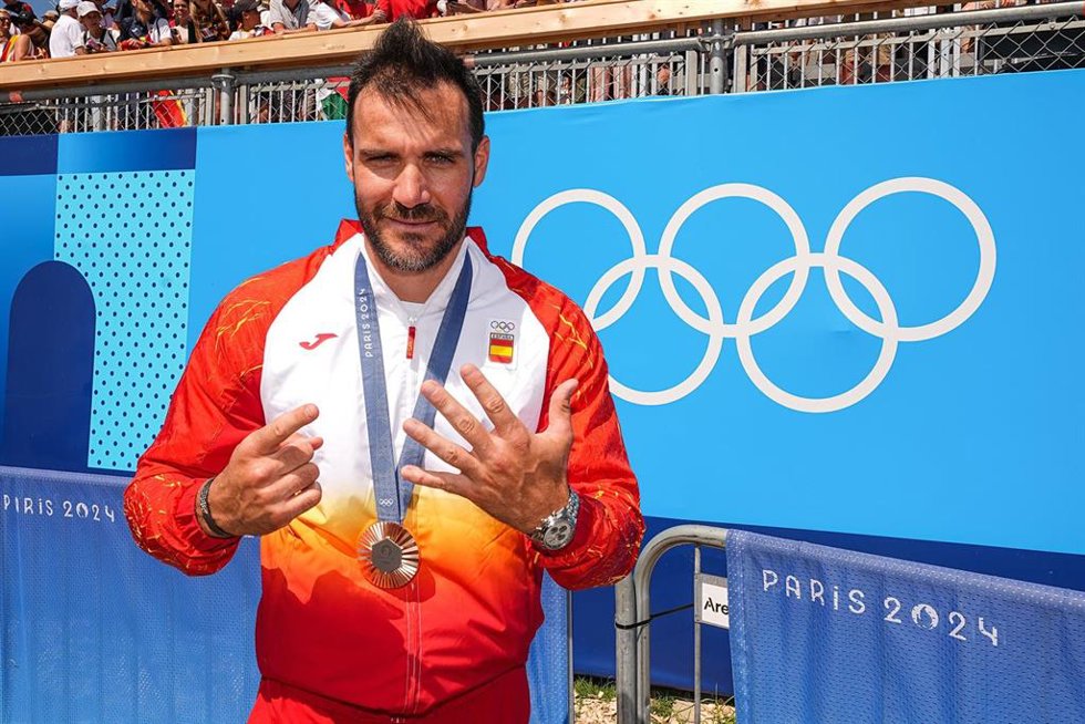 Archivo - El piraguista español Saúl Craviotto posa haciendo el gesto de sus seis medallas olímpicas tras el bronce en Paris 2024 en el K4 500.