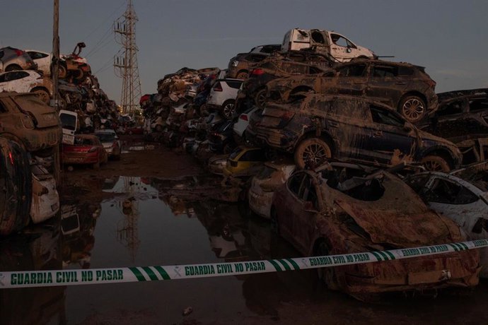 Archivo - Decenas de coches afectados por la DANA apilados en el día 13 tras el paso de la DANA por Valencia, a 11 de noviembre de 2024, en Paiporta, Valencia