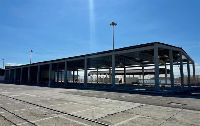 Las naves del Muelle Ribera II en Almería, en cuya cubierta se instalará la planta fotovoltaica.