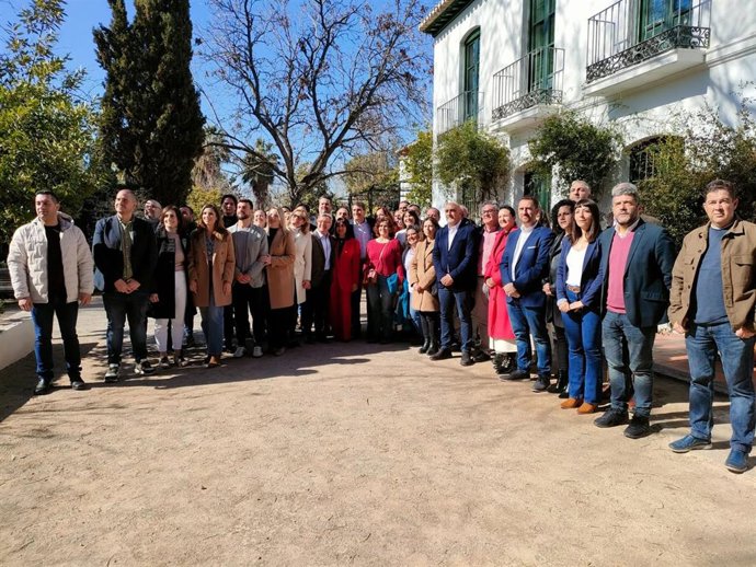 Foto de familia del PSOE ante la Huerta de San Vicente, en la primera comparecencia pública de Pedro Fernández como secretario provincial