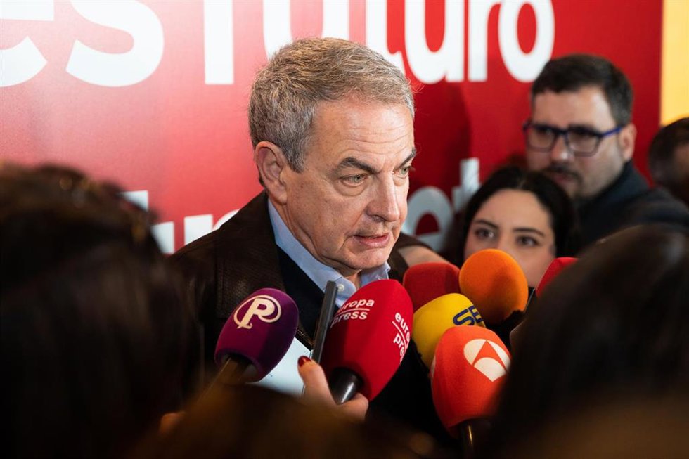 El expresidente del Gobierno, José Luis Rodríguez Zapatero, atiende a los medios de comunicación durante la clausura del 15 Congreso Socialista de Castilla y León, en el Teatro Ortega, a 23 de febrero de 2025, en Palencia, Castilla y León (España). El 