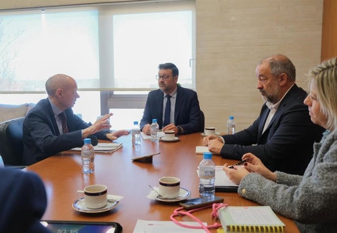 El consejero de Educación, Amador Pastor, y el rector, José Julián Garde, en la reunión de seguimiento de este convenio.