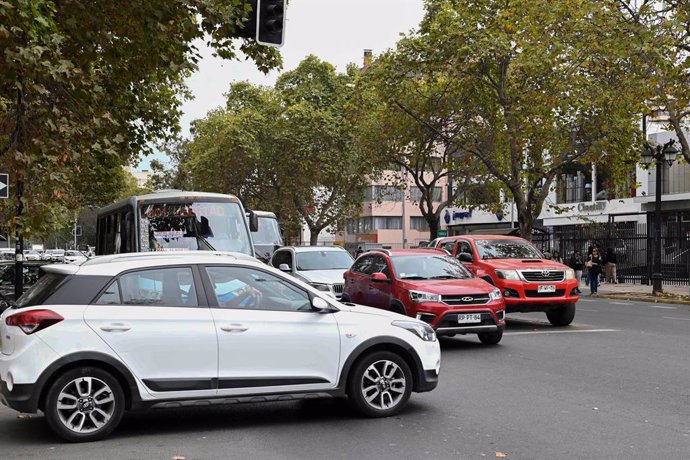 25 February 2025, Chile, Viña del Mar: Cars drive on a street during a massive power outage that affected most of the South American country, from Arica in the north to Puerto Montt in the south, according to civil defense authorities. Photo: PABLO OVALLE