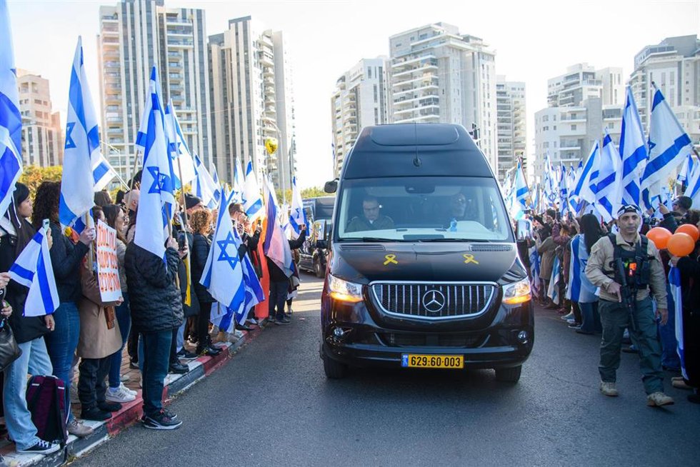 Imagen de archivo del cortejo fúnebre de la familia Bibas a su paso por la ciudad de Rishon LeZion.