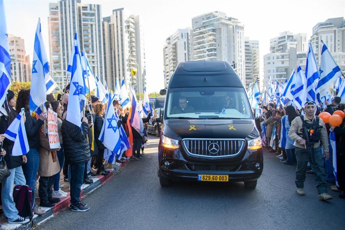 Imagem de arquivo do cortejo fúnebre da família Bibas passando pela cidade de Rishon LeZion.