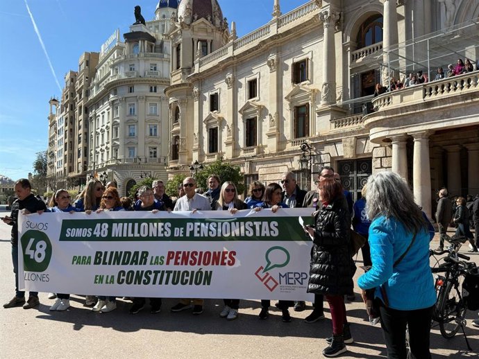 Pensionistas se concentran en València