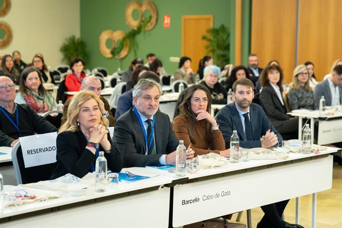 La concejal de Familia, Inclusión Social e Igualdad en el Ayuntamiento de Almería, Paola Laynez; el vicepresidente de la Diputación de Almería, Ángel Escobar; y la delegada de la Junta en Almería, Aránzazu Martín, durante la inauguración de la Jornada.
