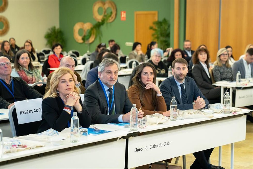 La concejal de Familia, Inclusión Social e Igualdad en el Ayuntamiento de Almería, Paola Laynez; el vicepresidente de la Diputación de Almería, Ángel Escobar; y la delegada de la Junta en Almería, Aránzazu Martín, durante la inauguración de la Jornada.
