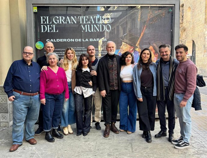 Director y actores de la obra antes de la rueda de prensa este miércoles