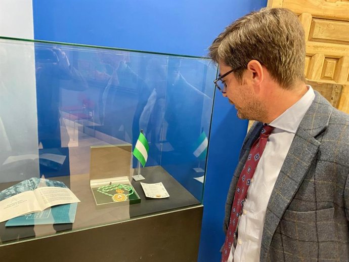 El delegado territorial de Desarrollo Educativo y Formación Profesional, Diego Copé, en su visita a Cabra.