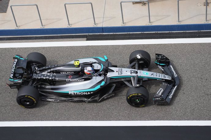 26 February 2025, Bahrain, Sakhir: Mercedes-AMG Petronas driver Kimi Antonelli tests his car on day one of pre-season testing at the Bahrain International Circuit, Sakhir. Photo: Hasan Bratic/dpa