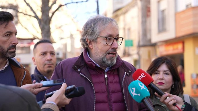 El eurodiputado de Vox Juan Carlos Girauta atiende a los medios de comunicación en Navalmoral de la Mata.