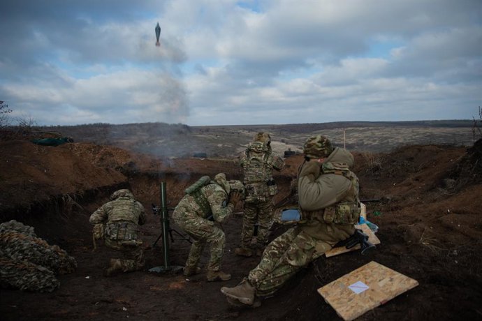 28 de janeiro de 2025, Ucrânia, Donetsk: Uma equipe de morteiros dispara um morteiro durante um treinamento na região de Donetsk. Foto: Madeleine Kelly/ZUMA Press Wire/dpa
