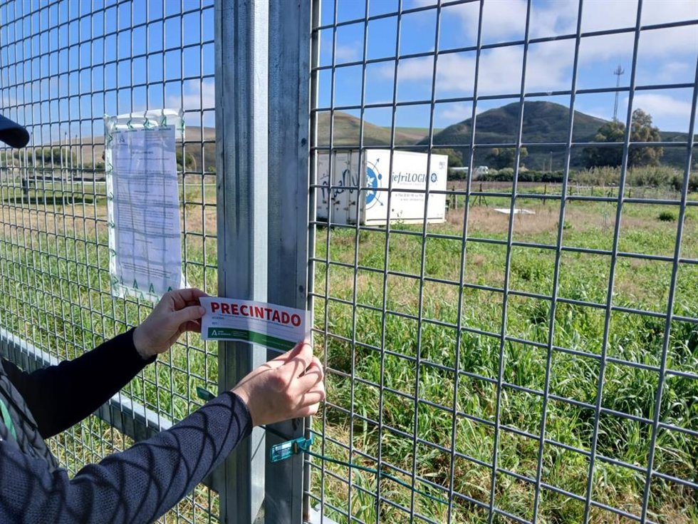 Precinto en una de las parcelas de Lomopardo donde se ha paralizado la construcción ilegal.