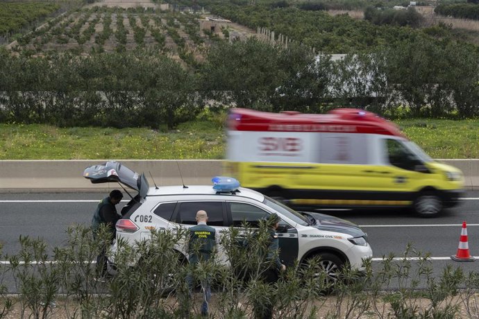 Agentes de la Guardia Civil en el lugar donde fue hallado muerto el exalcalde de Gandia, Arturo Torró, en Xeresa, Valencia