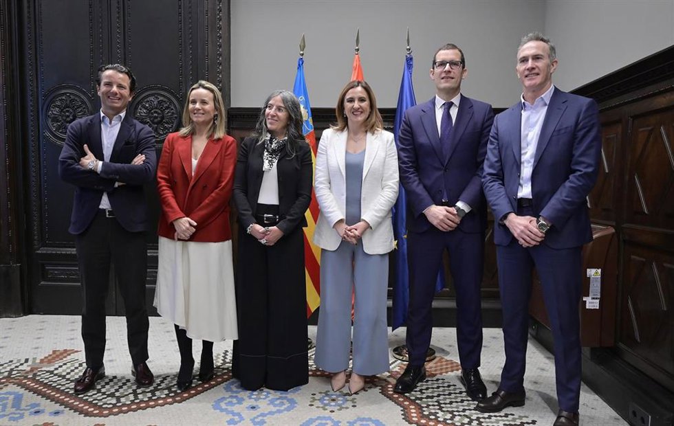La alcaldesa de Valncia, María José Catalá, se reúne con el presidente IBM España, Portugal, Grecia e Israel, Horacio Morell, y con la vicepresidenta IBM EMEA Technology Digital Sales, Iris Dzeba, para hablar del nuevo centro de la firma en la ciudad.